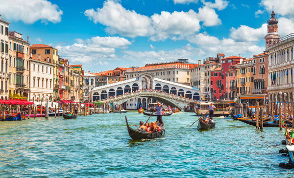 Rialtobrug over Canal Grande in Venetië